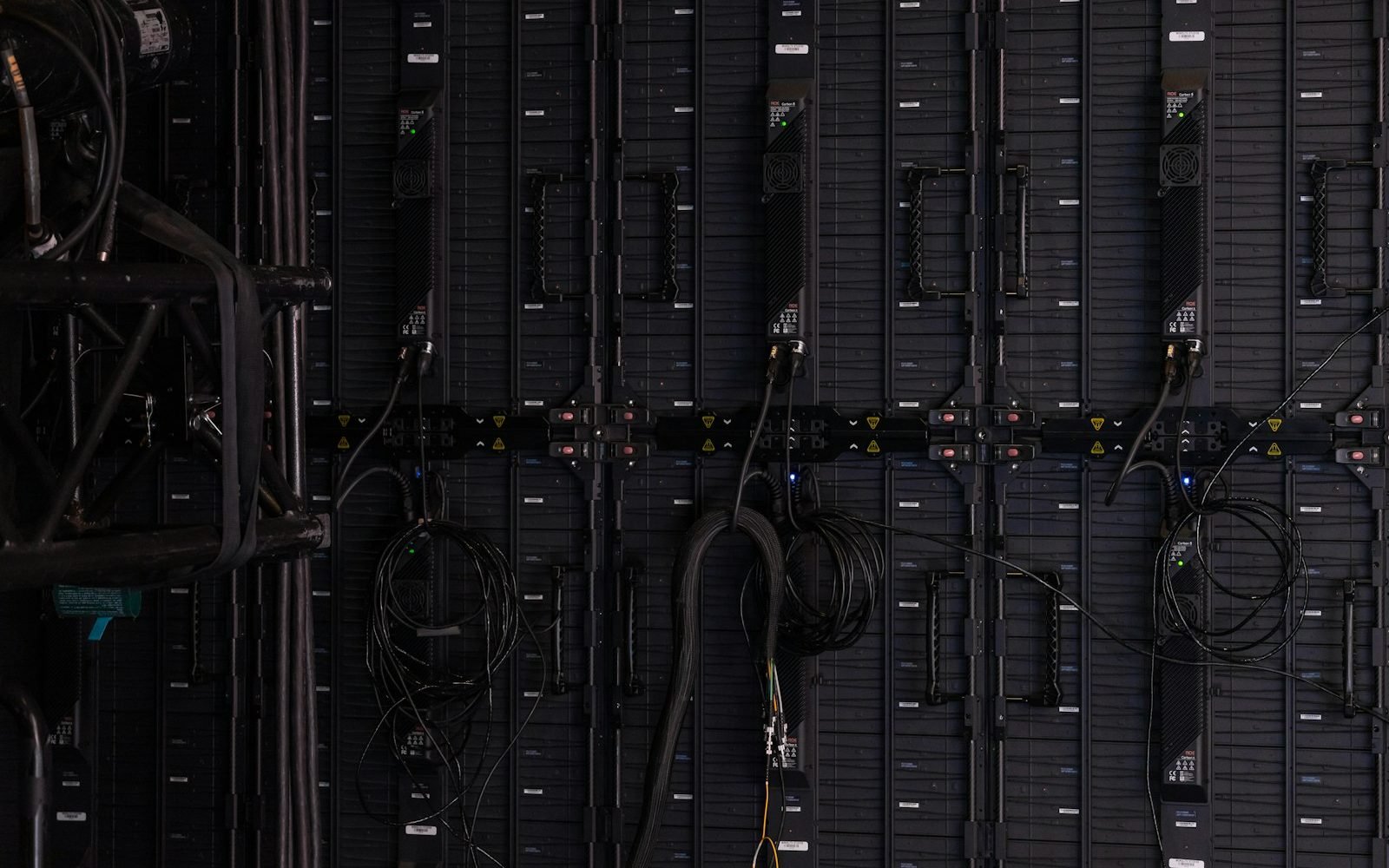 Dense network cabling in a data centre