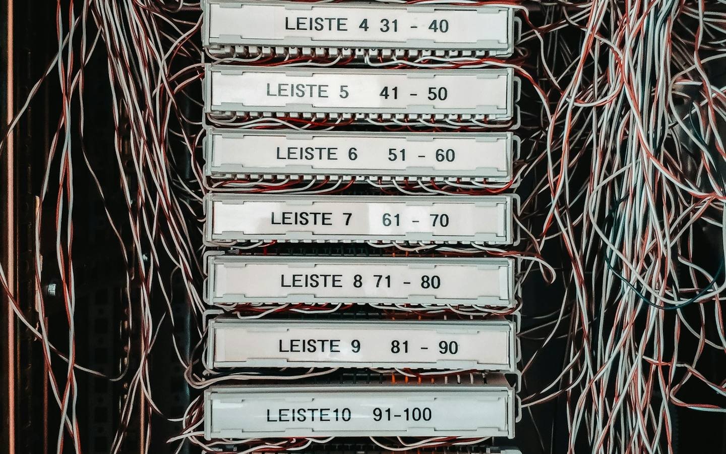 Labelled cross-connect blocks on a main distribution frame