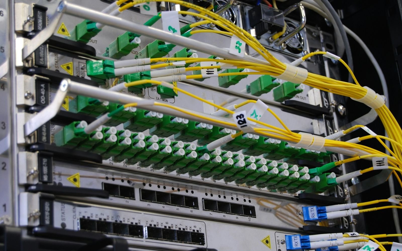Fibre cross-connects in a data centre meet-me room